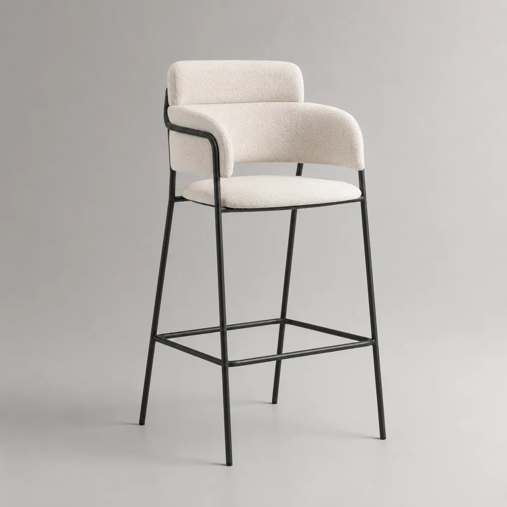 Sgabello imbottito in tessuto ricci e acciaio nero con schienale, braccioli e poggiapiedi, bianco rotto, 55 × 55 × 105 cm