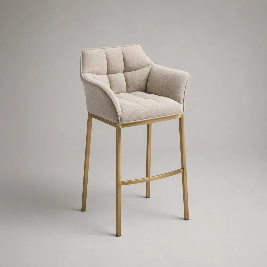 Sgabello bar con braccioli in poliestere beige e acciaio oro, altezza seduta 75 cm, 55 × 56 × 103 cm